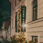 Moon Garden Old Town Hotell