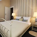 Moon Garden Old Town 4*