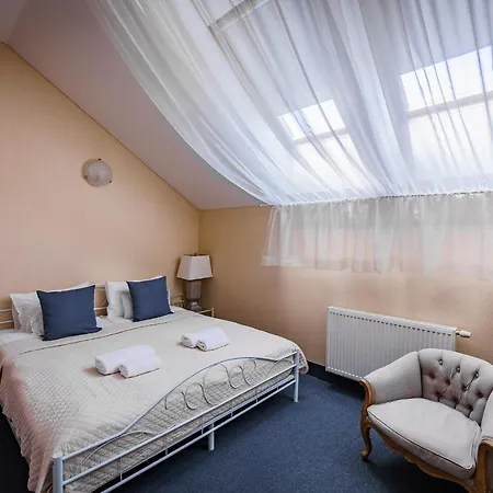 מלון Moon Garden Old Town 4*
