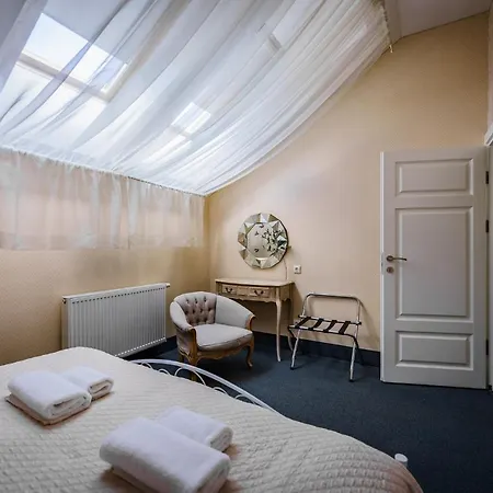 Moon Garden Old Town Hotel 4*