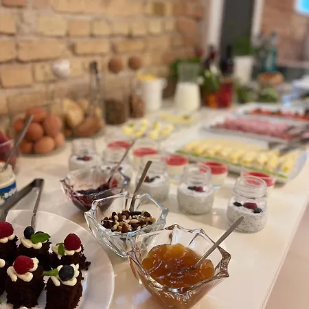 מלון Moon Garden Old Town 4*