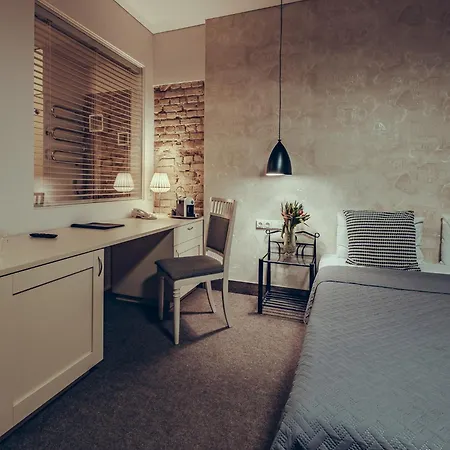 מלון Moon Garden Old Town 4*