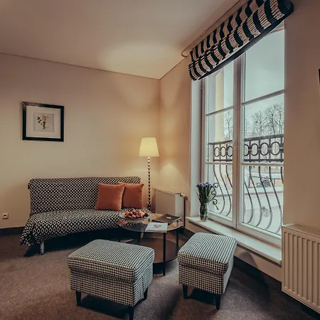 מלון Moon Garden Old Town 4*