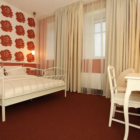 מלון Moon Garden Old Town 4*