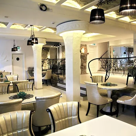 Moon Garden Old Town מלון