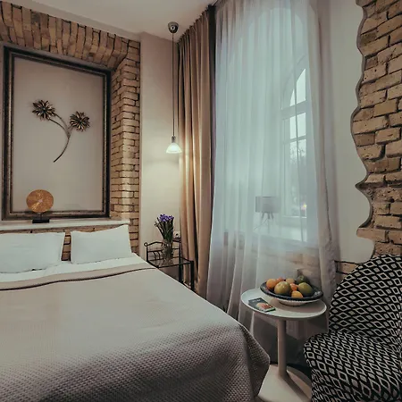 מלון Moon Garden Old Town 4*