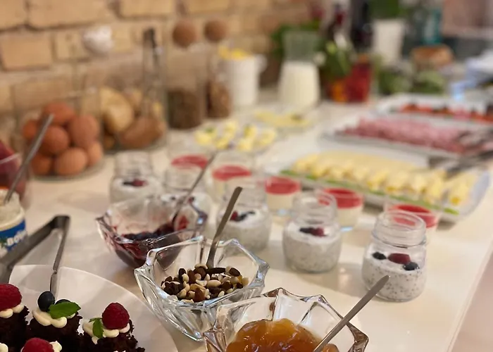 מלון Moon Garden Old Town 4*