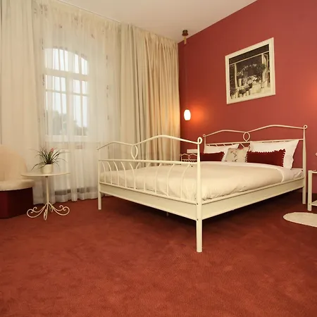 Hotel Moon Garden Old Town 4*
