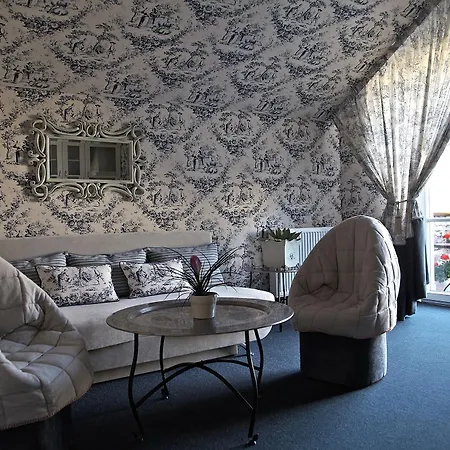 Moon Garden Old Town Hotel 4*