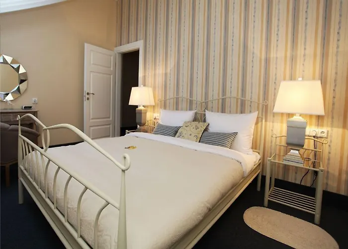 Moon Garden Old Town 4*