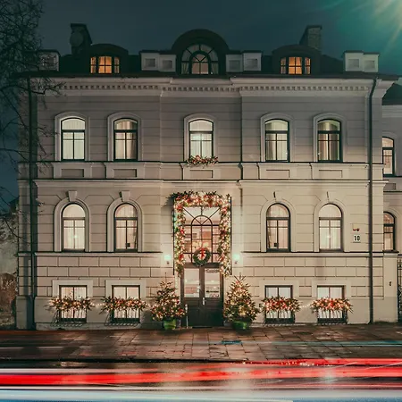 Moon Garden Old Town Hotel 4*